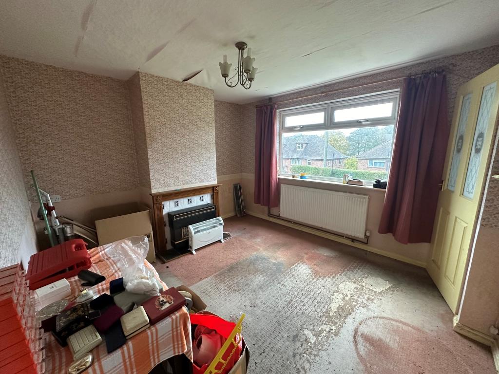 Lot: 71 - SEMI-DETACHED HOUSE FOR IMPROVEMENT - Living room